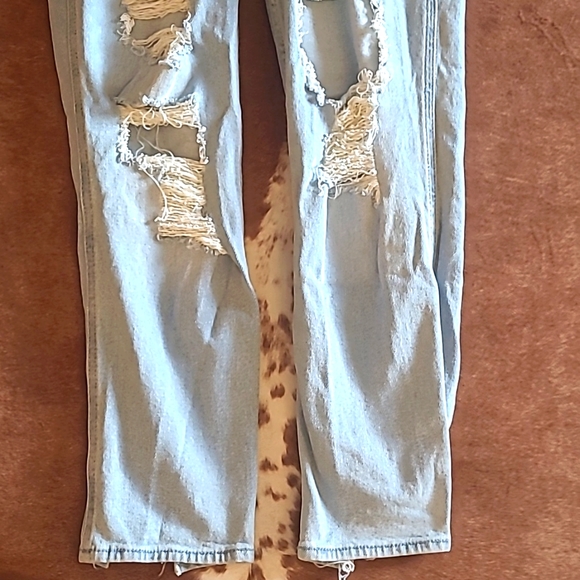 Hollister Ultra High Rise Destroyed Ripped Mom Jeans Size 26 - Picture 7 of 16